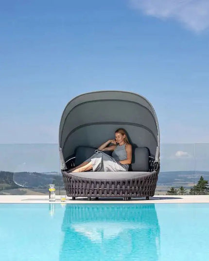 Hug Daybed katoksella – Couture Jardin - greige tai beige - KalusteDuo_Huonekaluliike_daybed